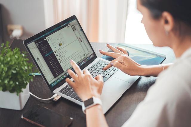 Jak minimalizovat rizika spojená s online prací a ochránit své osobní údaje?